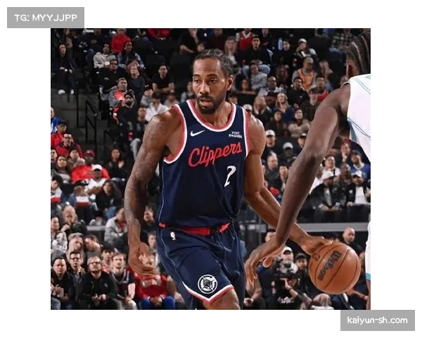 快船伦纳德脚踝扭伤出战存疑 侧翼防守体系面临考验 快船伦纳德脚踝扭伤出战存疑 侧翼防守体系面临考验